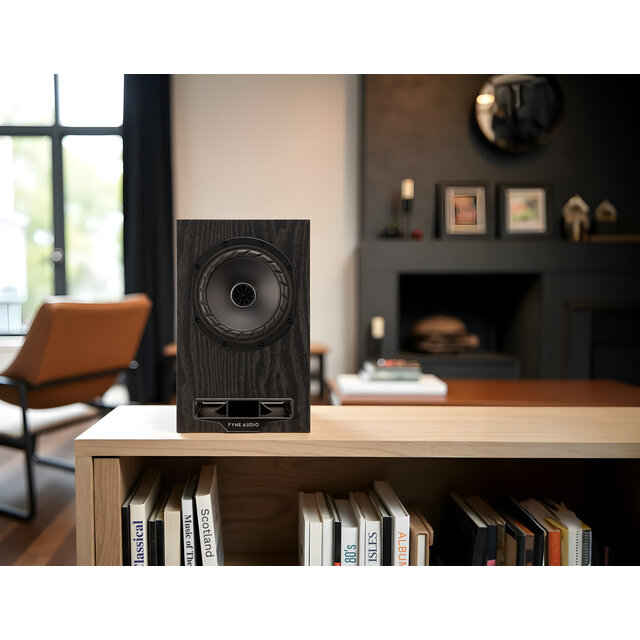 רמקול מדפי Fyne Audio F5E בסלון