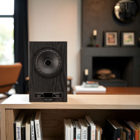 רמקול מדפי Fyne Audio F5E על שידה בסלון